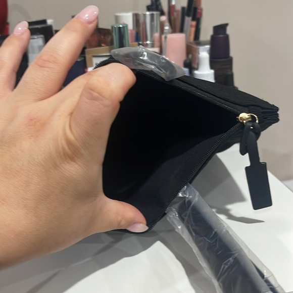 New without tags or box Giorgio Armani beauty bag⭐️⭐️⭐️⭐️⭐️⭐️ - Picture 3 of 4